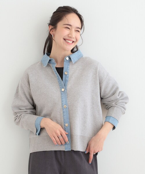 SHOO・LA・RUE(シューラルー)の「デニム切替でこなれ顔 金ボタン ニットカーディガン(カーディガン/ボレロ・レディース・ライトグレー/ベージュ・03/02)」の3枚目の写真