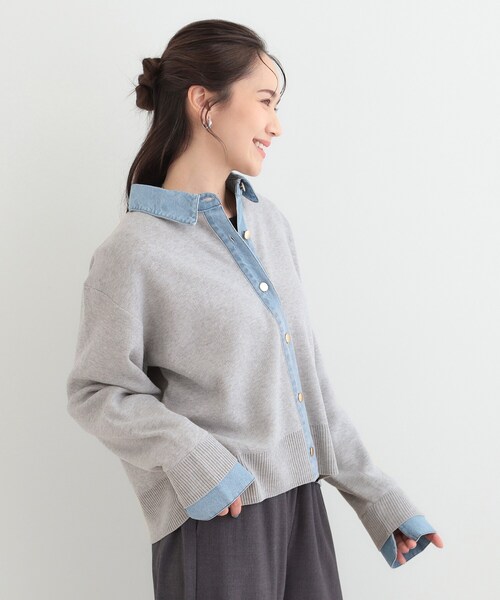 SHOO・LA・RUE(シューラルー)の「デニム切替でこなれ顔 金ボタン ニットカーディガン(カーディガン/ボレロ・レディース・ライトグレー/ベージュ・03/02)」の4枚目の写真