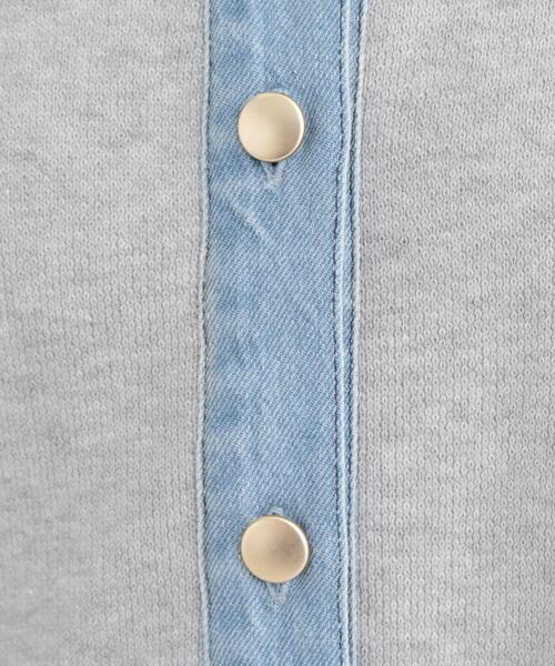 SHOO・LA・RUE(シューラルー)の「デニム切替でこなれ顔 金ボタン ニットカーディガン(カーディガン/ボレロ・レディース・ライトグレー/ベージュ・03/02)」の6枚目の写真