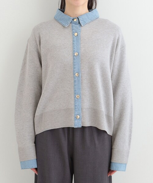 SHOO・LA・RUE(シューラルー)の「デニム切替でこなれ顔 金ボタン ニットカーディガン(カーディガン/ボレロ・レディース・ライトグレー/ベージュ・03/02)」の11枚目の写真