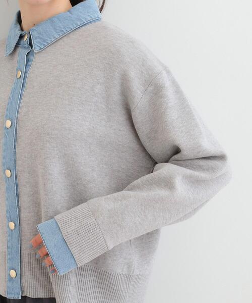 SHOO・LA・RUE(シューラルー)の「デニム切替でこなれ顔 金ボタン ニットカーディガン(カーディガン/ボレロ・レディース・ライトグレー/ベージュ・03/02)」の15枚目の写真