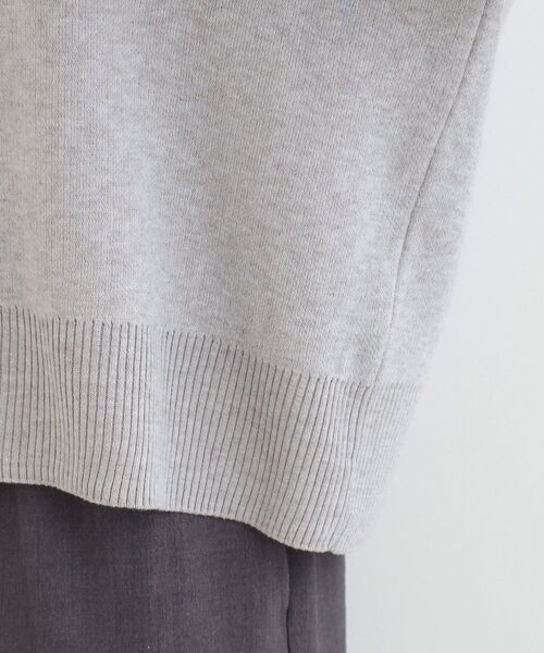 SHOO・LA・RUE(シューラルー)の「デニム切替でこなれ顔 金ボタン ニットカーディガン(カーディガン/ボレロ・レディース・ライトグレー/ベージュ・03/02)」の16枚目の写真