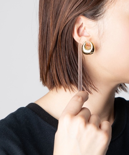 TOM WOOD（トムウッド）の「TOM WOOD Bao Hoops Medium Gold トムウッド バオ フープ ミディアム  ピアス（ピアス（両耳用）・レディース・ゴールド・FREE）」の6枚目の写真