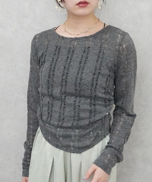 Emma(SELECT LEVERY)(エマ セレクトリベリー)の「ダメージシアーニットソー(Tシャツ/カットソー・レディース・オフホワイト/グレー/チャコール・FREE)」の3枚目の写真