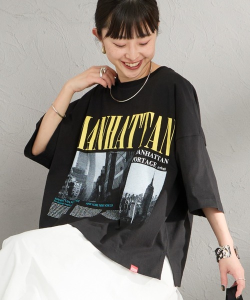 Manhattan Portage（マンハッタンポーテージ）の「[MANHATTAN PORTAGE/マンハッタンポーテージ] 別注 ショート丈 フォトプリントTシャツ（Tシャツ/カットソー・レディース・グレー/ブラック/ピンク/ホワイト・F）」の2枚目の写真
