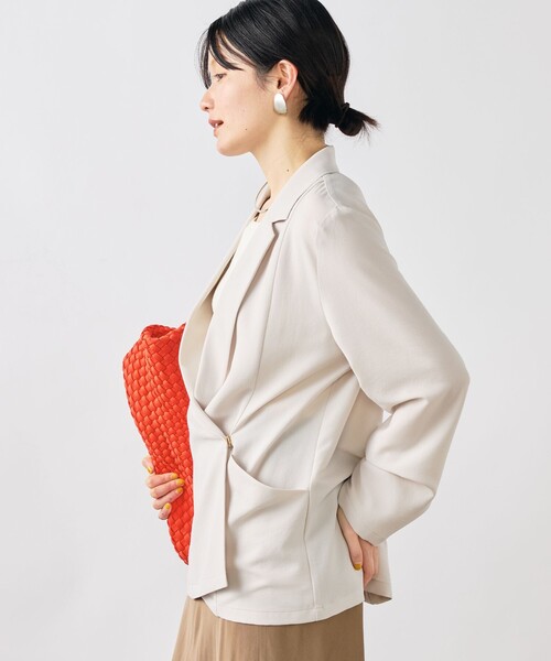 NOLLEY’S Sophi(ノーリーズソフィ)の「《セットアップ対応》ウォッシャブルエアリージョーゼットドレープライトジャケット(テーラードジャケット・レディース・ベージュ/ブラック・38/36/34)」の9枚目の写真