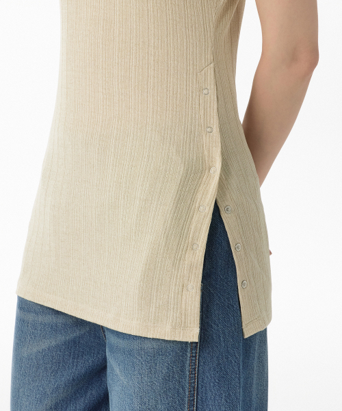 MUSINSA STANDARD WOMAN（ムシンサスタンダードウーマン）の「ウィメンズバーティカルテクスチャーサイドボタンロングTシャツ[ライトベージュ]（Tシャツ/カットソー・レディース・その他・X-SMALL/SMALL/MEDIUM/LARGE）」の4枚目の写真