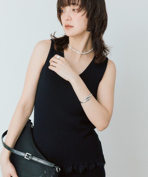 RIVE DROITE(リヴドロワ)の「【ほどよい華やかさをプラス/セットアップ対応可】レースヘムスリーブレスニット(ニット/セーター・レディース・ブラック/オフホワイト/ベージュ・FREE)」の1枚目の写真