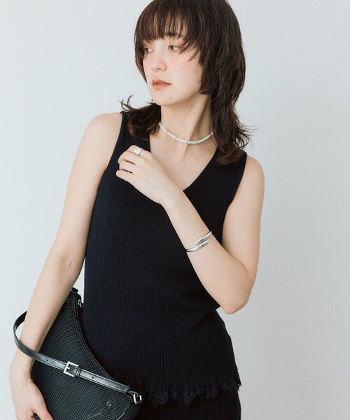 RIVE DROITE(リヴドロワ)の「【ほどよい華やかさをプラス/セットアップ対応可】レースヘムスリーブレスニット(ニット/セーター・レディース・ブラック/オフホワイト/ベージュ・FREE)」の21枚目の写真