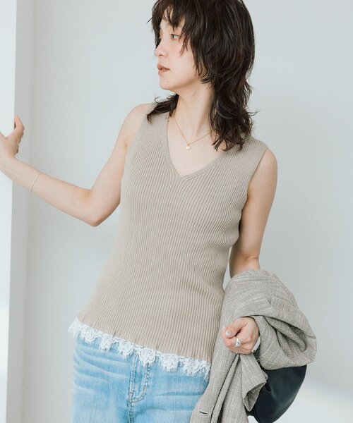 RIVE DROITE(リヴドロワ)の「【ほどよい華やかさをプラス/セットアップ対応可】レースヘムスリーブレスニット(ニット/セーター・レディース・ブラック/オフホワイト/ベージュ・FREE)」の6枚目の写真