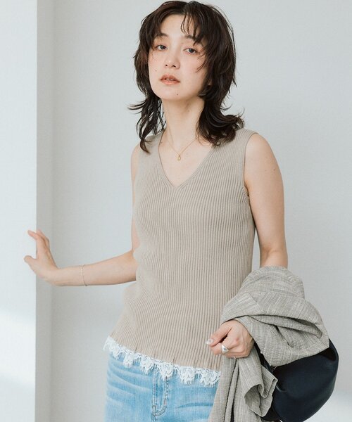 RIVE DROITE(リヴドロワ)の「【ほどよい華やかさをプラス/セットアップ対応可】レースヘムスリーブレスニット(ニット/セーター・レディース・ブラック/オフホワイト/ベージュ・FREE)」の5枚目の写真