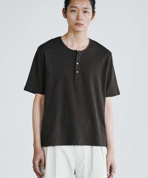 WYM LIDNM(ウィム バイ リドム)の「REFINED RIB STRETCH HENLEY TEE(Tシャツ/カットソー・メンズ・チャコール/オフホワイト/グレー/ブラック/ダークブラウン・XS/S/M/L/XL)」の5枚目の写真