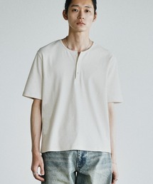 WYM LIDNM（ウィム バイ リドム）の「REFINED RIB STRETCH HENLEY TEE（Tシャツ/カットソー）」