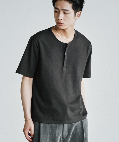 WYM LIDNM(ウィム バイ リドム)の「REFINED RIB STRETCH HENLEY TEE(Tシャツ/カットソー・メンズ・チャコール/オフホワイト/グレー/ブラック/ダークブラウン・XS/S/M/L/XL)」の4枚目の写真