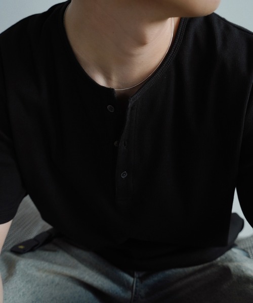 WYM LIDNM(ウィム バイ リドム)の「REFINED RIB STRETCH HENLEY TEE(Tシャツ/カットソー・メンズ・チャコール/オフホワイト/グレー/ブラック/ダークブラウン・XS/S/M/L/XL)」の16枚目の写真