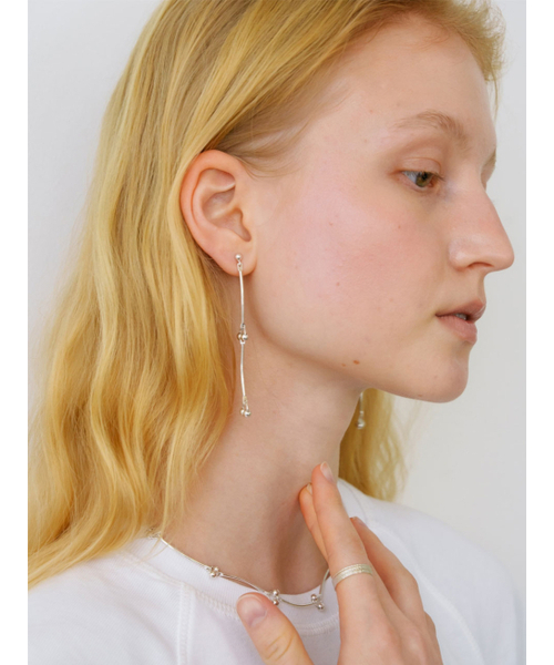 LOVE ME MONSTER（ラブミーモンスター）の「Two Ball Link Chain Earrings (L261MER100)（ピアス（両耳用）・レディース・ゴールド/シルバー・FREE）」の4枚目の写真