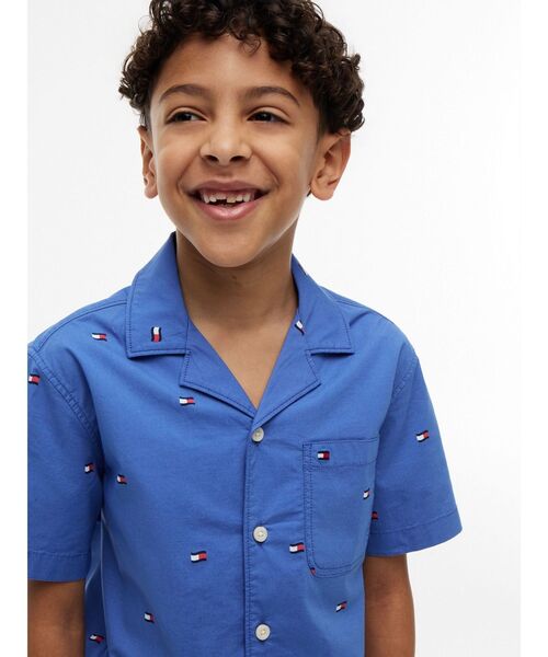 TOMMY HILFIGER(トミーヒルフィガー)の「BOYS ストレッチポプリンショートスリーブフラッグシャツ(シャツ/ブラウス・キッズ・ブルー・140cm/150cm/160cm/130cm)」の3枚目の写真