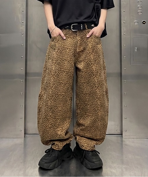 SPINNS(スピンズ)の「ヒョウ柄バルーンパンツ/レオパード柄/カーブシルエット/ユニセックス(その他パンツ・メンズ・ベージュ/チャコール・M/L)」の2枚目の写真
