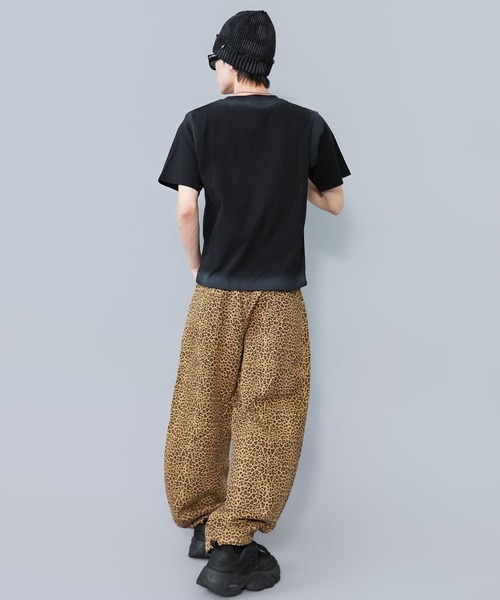 SPINNS(スピンズ)の「ヒョウ柄バルーンパンツ/レオパード柄/カーブシルエット/ユニセックス(その他パンツ・メンズ・ベージュ/チャコール・M/L)」の10枚目の写真
