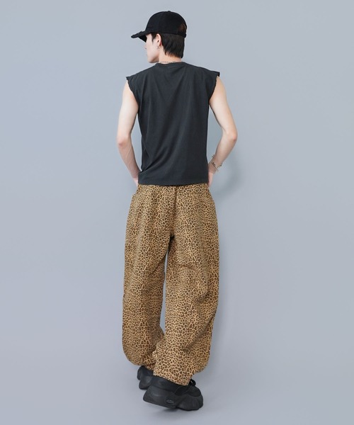 SPINNS(スピンズ)の「ヒョウ柄バルーンパンツ/レオパード柄/カーブシルエット/ユニセックス(その他パンツ・メンズ・ベージュ/チャコール・M/L)」の13枚目の写真