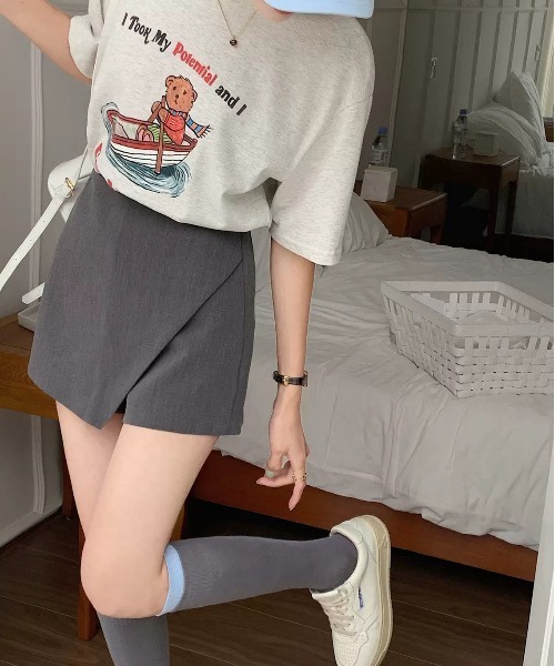 ＆soiree（アンドソワレ）の「ラップスカート風ショートパンツ（その他パンツ・レディース・ブラック/グレー・SMALL/MEDIUM/LARGE/X-LARGE）」の4枚目の写真