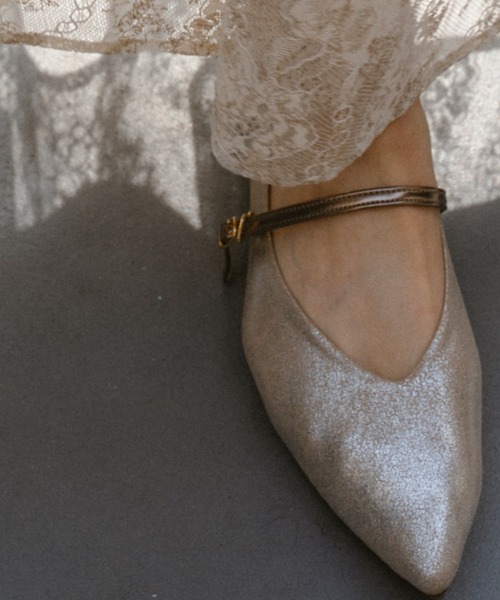 et.UNiVER(エトユニベール)の「Single Strap Pointed Flats(パンプス・レディース・ゴールド/ブラック/シルバー・S/M/L)」の18枚目の写真