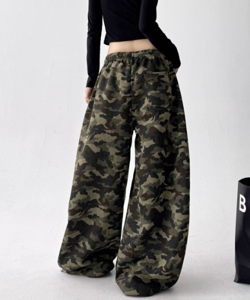 AMAJI（アマジ）の「迷彩柄 カーゴパンツ ワイドストレート（その他パンツ・レディース・カモフラージュ・MEDIUM/LARGE/X-LARGE）」の2枚目の写真