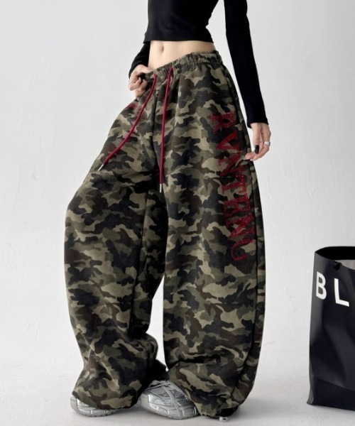 AMAJI（アマジ）の「迷彩柄 カーゴパンツ ワイドストレート（その他パンツ・レディース・カモフラージュ・MEDIUM/LARGE/X-LARGE）」の3枚目の写真