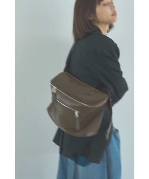marjour(マージュール)の「【mabchi.mayukさんコラボ】SOFT SLING BAG(ボディバッグ/ウエストポーチ・レディース・ブラウン/ブラック・FREE)」の2枚目の写真