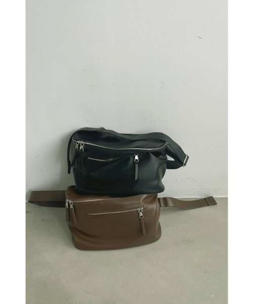 marjour(マージュール)の「【mabchi.mayukさんコラボ】SOFT SLING BAG(ボディバッグ/ウエストポーチ・レディース・ブラウン/ブラック・FREE)」の1枚目の写真