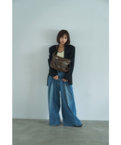 marjour(マージュール)の「【mabchi.mayukさんコラボ】SOFT SLING BAG(ボディバッグ/ウエストポーチ・レディース・ブラウン/ブラック・FREE)」の3枚目の写真