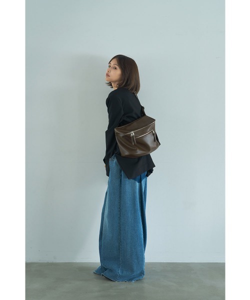 marjour(マージュール)の「【mabchi.mayukさんコラボ】SOFT SLING BAG(ボディバッグ/ウエストポーチ・レディース・ブラウン/ブラック・FREE)」の4枚目の写真