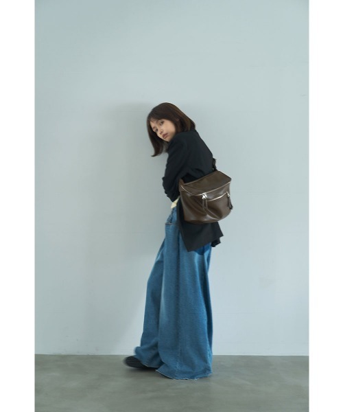 marjour(マージュール)の「【mabchi.mayukさんコラボ】SOFT SLING BAG(ボディバッグ/ウエストポーチ・レディース・ブラウン/ブラック・FREE)」の5枚目の写真