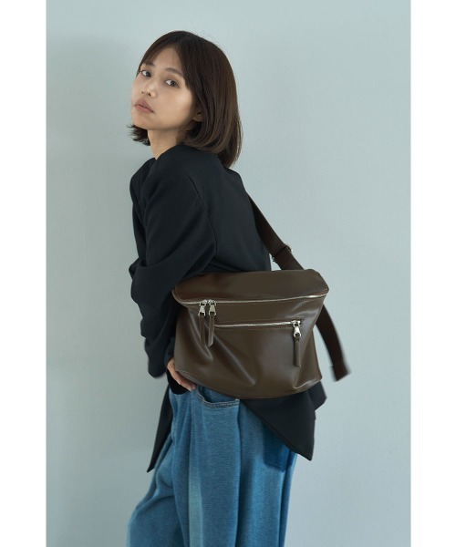 marjour(マージュール)の「【mabchi.mayukさんコラボ】SOFT SLING BAG(ボディバッグ/ウエストポーチ・レディース・ブラウン/ブラック・FREE)」の6枚目の写真