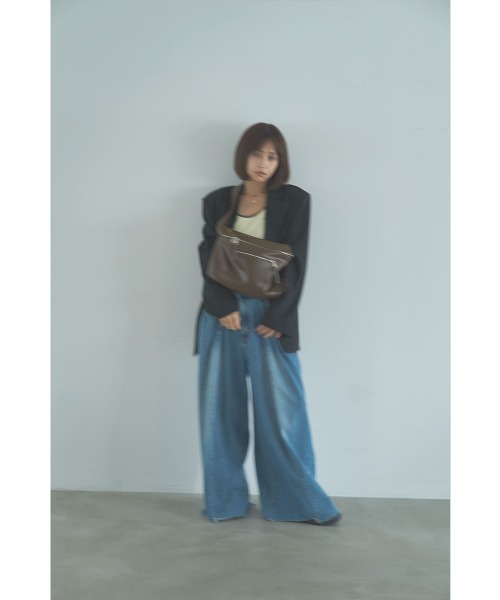 marjour(マージュール)の「【mabchi.mayukさんコラボ】SOFT SLING BAG(ボディバッグ/ウエストポーチ・レディース・ブラウン/ブラック・FREE)」の7枚目の写真