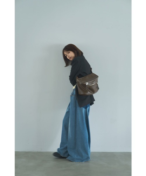 marjour(マージュール)の「【mabchi.mayukさんコラボ】SOFT SLING BAG(ボディバッグ/ウエストポーチ・レディース・ブラウン/ブラック・FREE)」の8枚目の写真