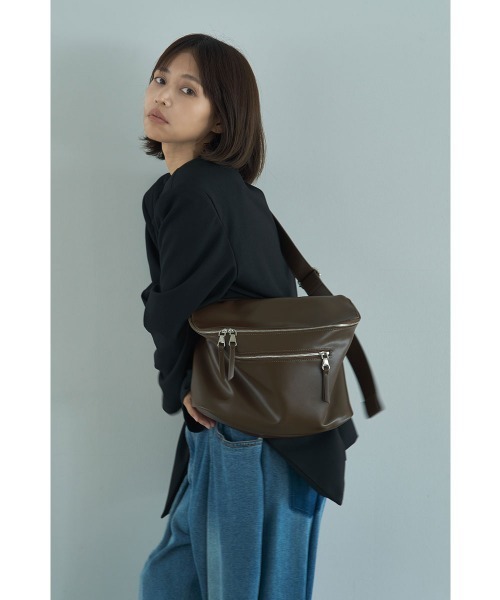 marjour(マージュール)の「【mabchi.mayukさんコラボ】SOFT SLING BAG(ボディバッグ/ウエストポーチ・レディース・ブラウン/ブラック・FREE)」の9枚目の写真