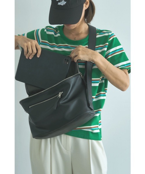 marjour(マージュール)の「【mabchi.mayukさんコラボ】SOFT SLING BAG(ボディバッグ/ウエストポーチ・レディース・ブラウン/ブラック・FREE)」の13枚目の写真