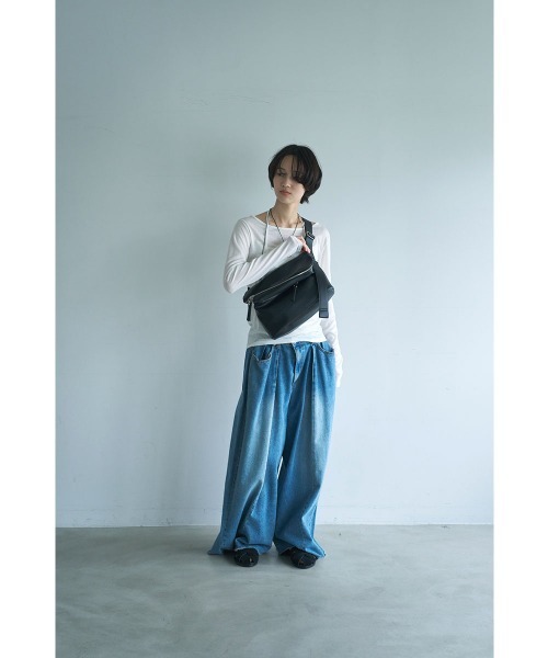 marjour(マージュール)の「【mabchi.mayukさんコラボ】SOFT SLING BAG(ボディバッグ/ウエストポーチ・レディース・ブラウン/ブラック・FREE)」の15枚目の写真