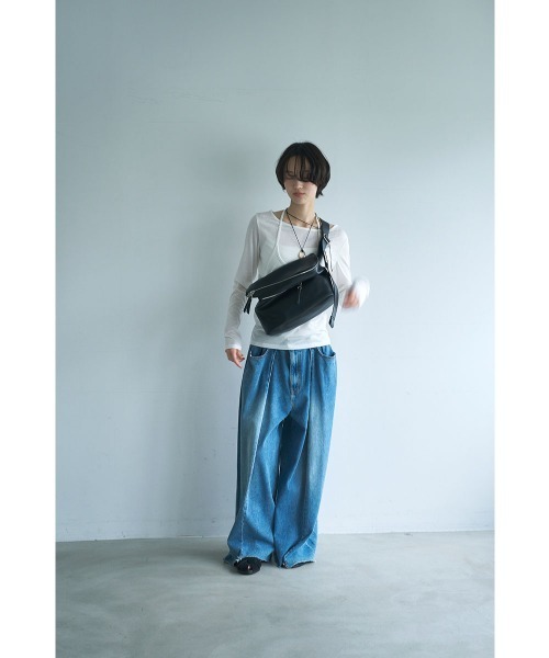 marjour(マージュール)の「【mabchi.mayukさんコラボ】SOFT SLING BAG(ボディバッグ/ウエストポーチ・レディース・ブラウン/ブラック・FREE)」の16枚目の写真