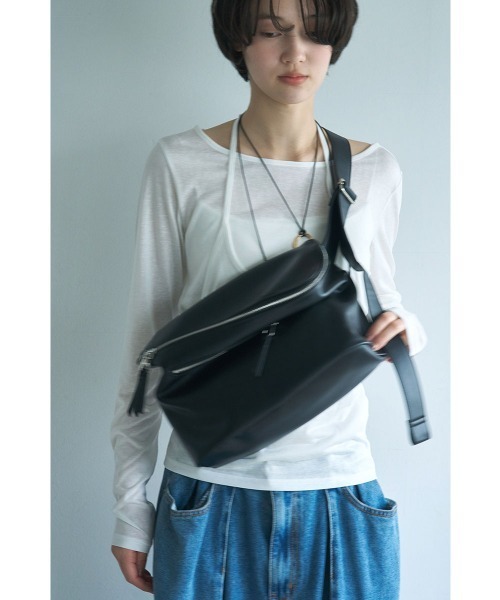 marjour(マージュール)の「【mabchi.mayukさんコラボ】SOFT SLING BAG(ボディバッグ/ウエストポーチ・レディース・ブラウン/ブラック・FREE)」の17枚目の写真