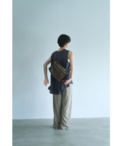 marjour(マージュール)の「【mabchi.mayukさんコラボ】SOFT SLING BAG(ボディバッグ/ウエストポーチ・レディース・ブラウン/ブラック・FREE)」の19枚目の写真