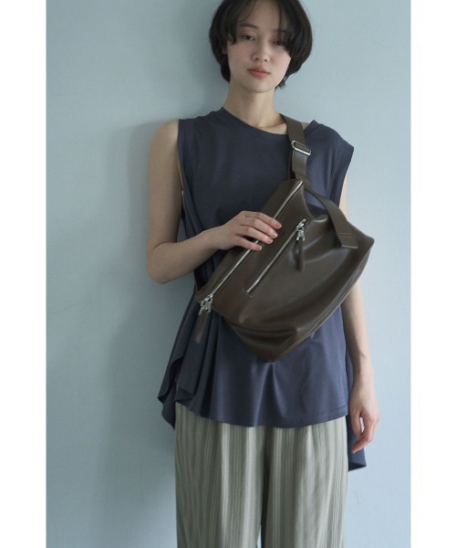 marjour(マージュール)の「【mabchi.mayukさんコラボ】SOFT SLING BAG(ボディバッグ/ウエストポーチ・レディース・ブラウン/ブラック・FREE)」の21枚目の写真