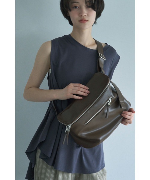 marjour(マージュール)の「【mabchi.mayukさんコラボ】SOFT SLING BAG(ボディバッグ/ウエストポーチ・レディース・ブラウン/ブラック・FREE)」の22枚目の写真