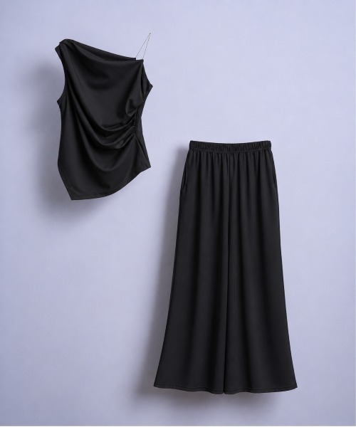 THEODORIC.dy(セオドリックディ)の「ワンショル シャーリングセットアップ(ワンショルトップス×ワイドスラックス)(セットアップ・レディース・クリーム/ブラック・FREE)」の1枚目の写真