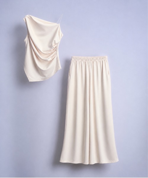 THEODORIC.dy(セオドリックディ)の「ワンショル シャーリングセットアップ(ワンショルトップス×ワイドスラックス)(セットアップ・レディース・クリーム/ブラック・FREE)」の7枚目の写真