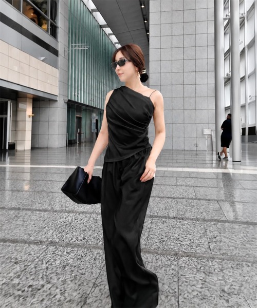 THEODORIC.dy(セオドリックディ)の「ワンショル シャーリングセットアップ(ワンショルトップス×ワイドスラックス)(セットアップ・レディース・クリーム/ブラック・FREE)」の4枚目の写真