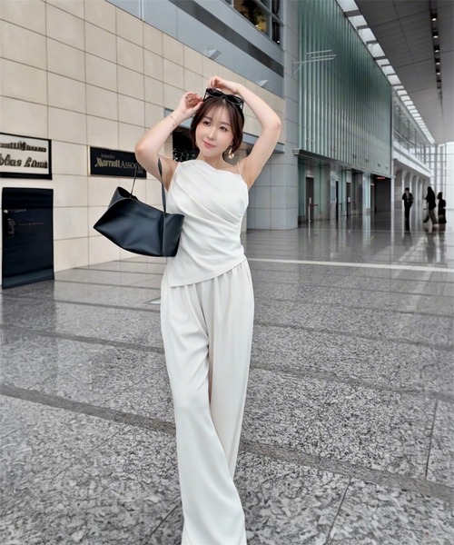 THEODORIC.dy(セオドリックディ)の「ワンショル シャーリングセットアップ(ワンショルトップス×ワイドスラックス)(セットアップ・レディース・クリーム/ブラック・FREE)」の6枚目の写真