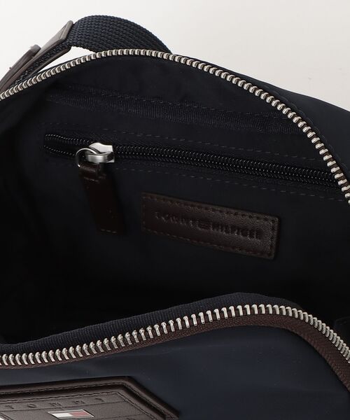 TOMMY HILFIGER(トミーヒルフィガー)の「ヘリテージショルダーバッグ(ショルダーバッグ・メンズ・ネイビー/カーキオリーブ・FREE)」の5枚目の写真