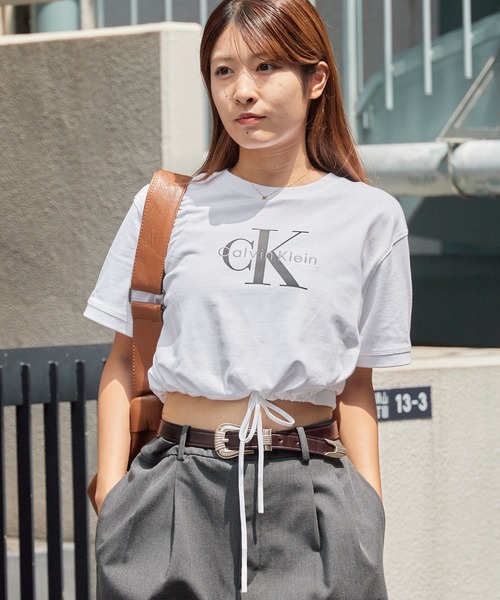 Calvin Klein(カルバン・クライン)の「Calvin Klein/カルバンクライン ショートスリーブモノグラムロゴTシャツ 腹だし レトロ ブランドロゴ ショート丈 レディース 2026年夏 夏服(Tシャツ/カットソー・レディース・ホワイト・S/M)」の1枚目の写真